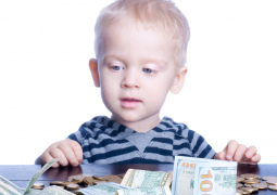 Россияне сказали, сколько денег нужно на ребенка в месяц